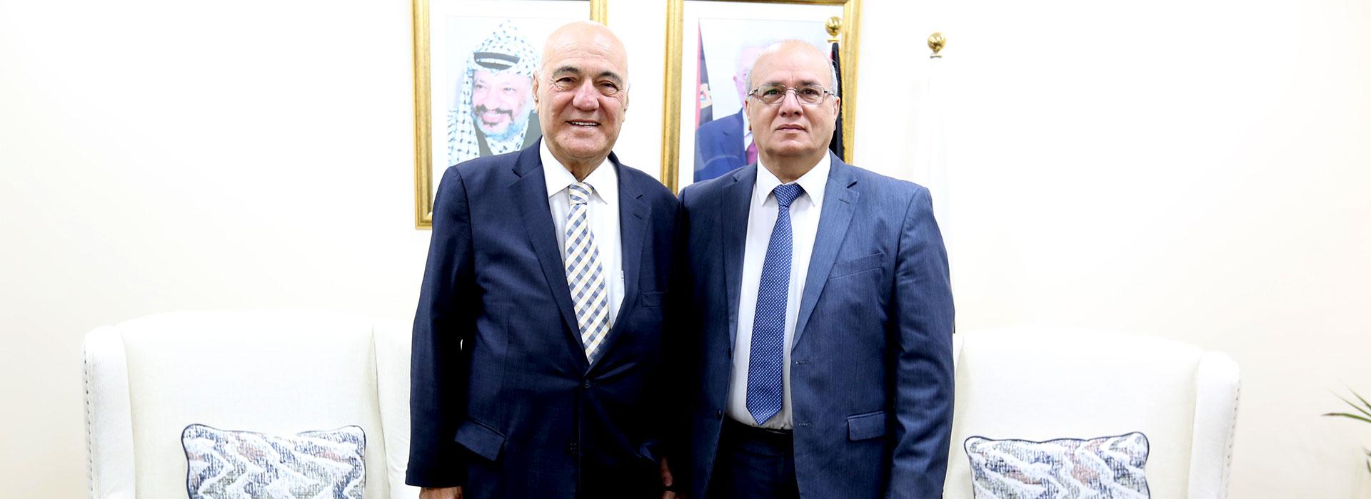 QOU Receives the Chairman of the Board of Directors of Al-Quds Bank, Mr. Akram Jrab, to Discuss Opportunities for Strategic Cooperation