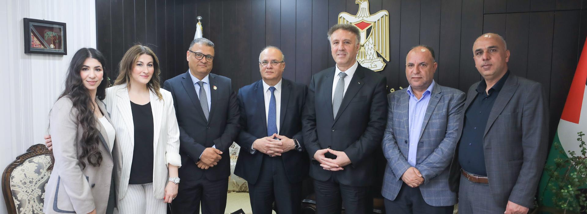 A delegation from QOU, led by Prof. Dr. Ibrahim Al-Shaer, meets with the General Supervisor of Official Media, Minister Dr. Ahmad Assaf, to discuss strengthening media cooperation